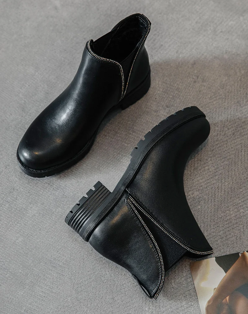 Bottines noires coupe pétale à liseré à strass