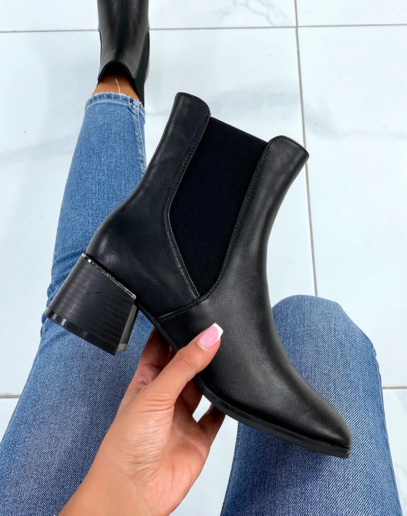 Bottines noires bout carré à talon à détail argenté