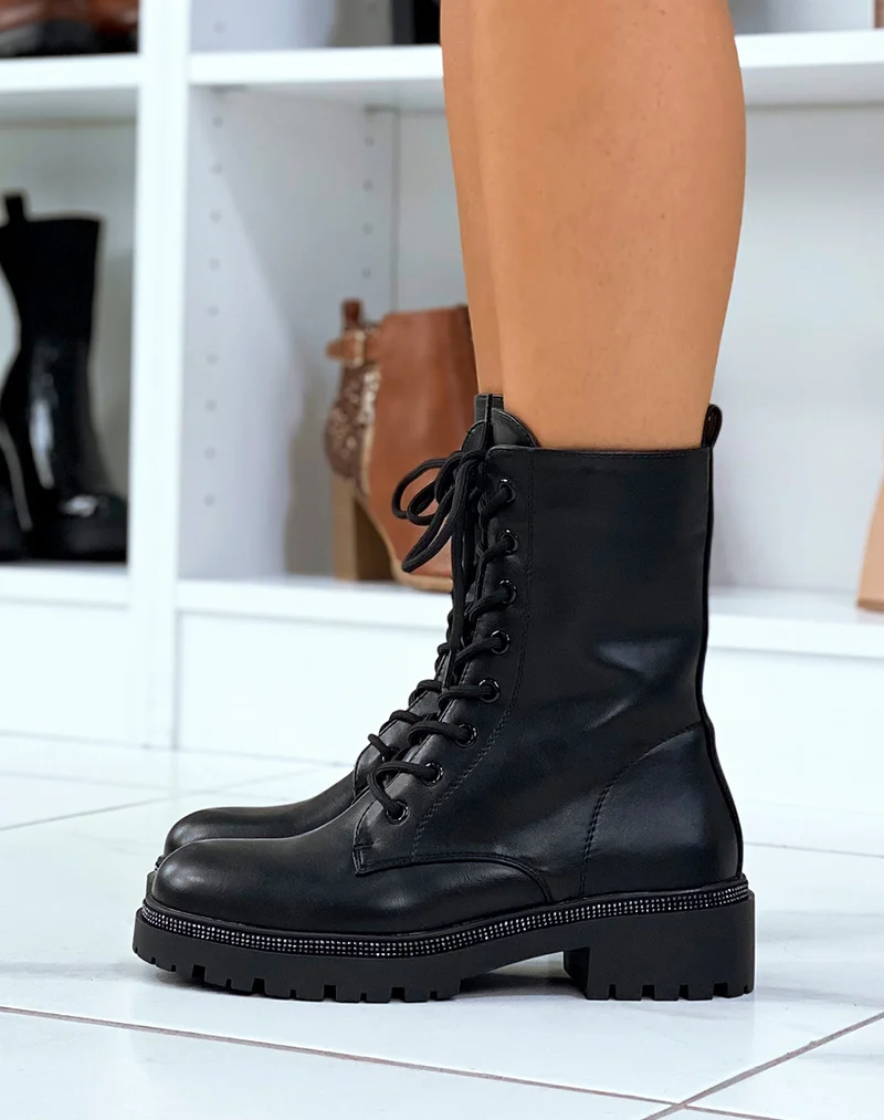 Bottines montantes noires à lacets et semelle à strass