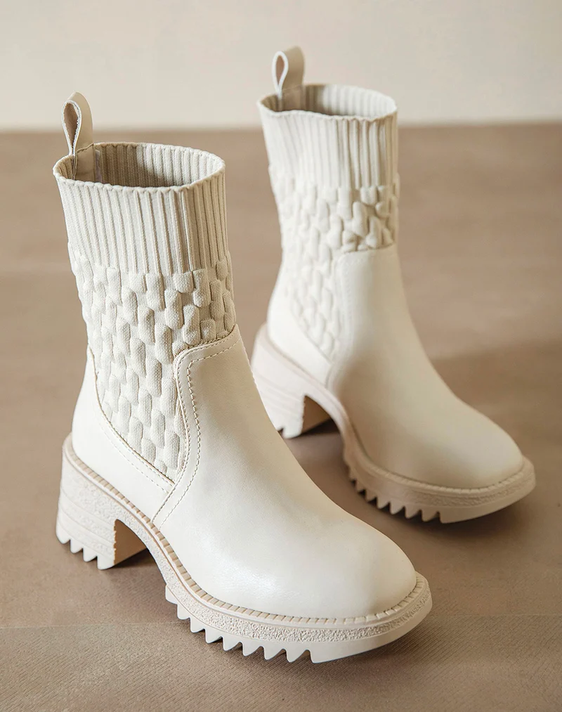 Bottines beiges effet chaussette à talon épais à semelle crantée