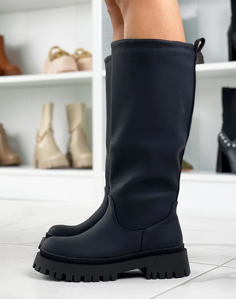 Bottes hautes noires gommées à semelle épaisse