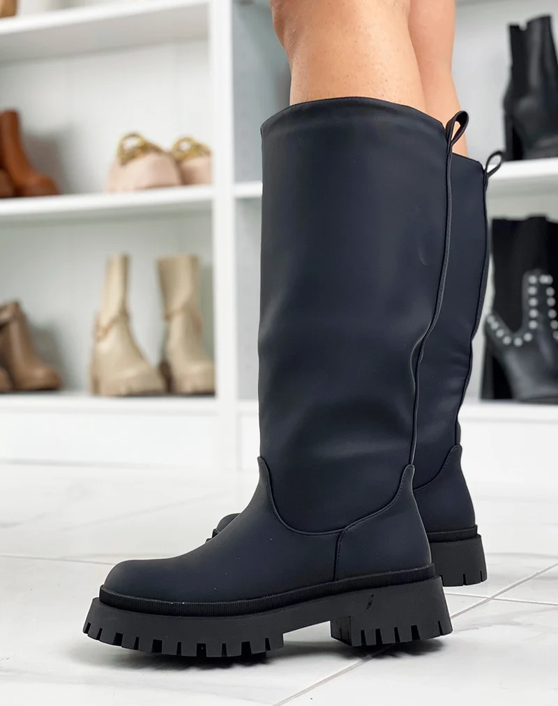 Bottes hautes noires gommées à semelle épaisse