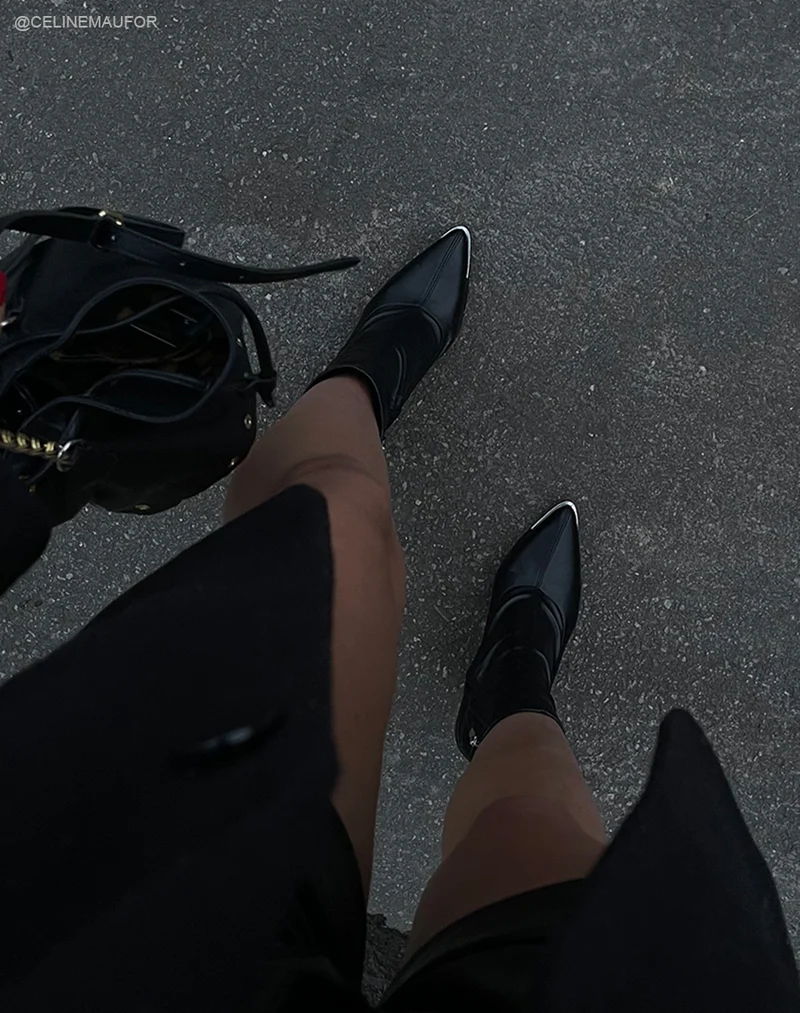 Bottines noires style chaussette à talon et bout pointu à détail argenté