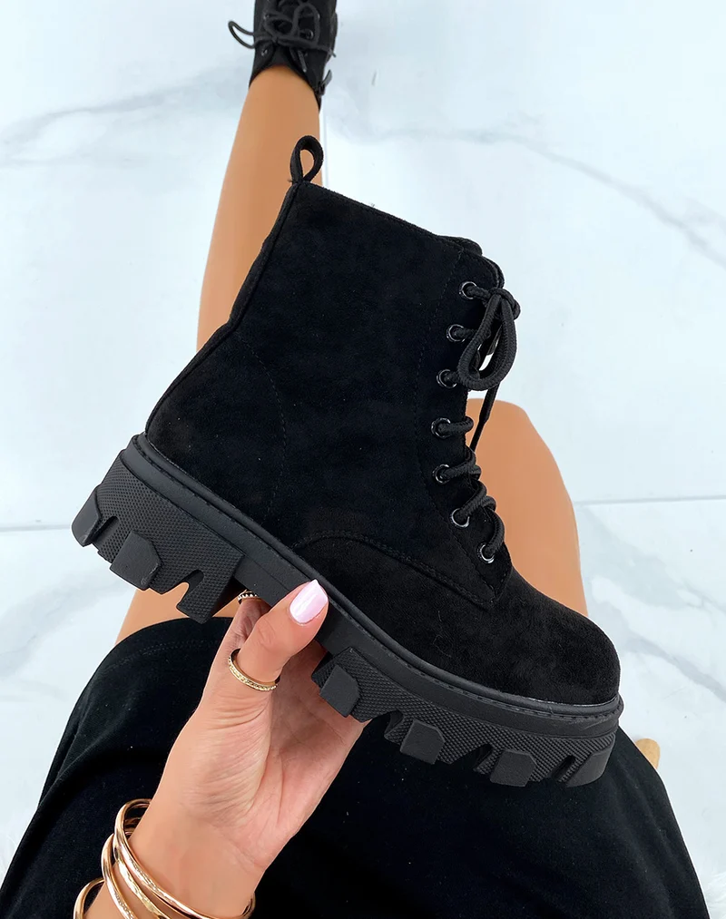 Bottines en suédine noire lacées à semelle crantée