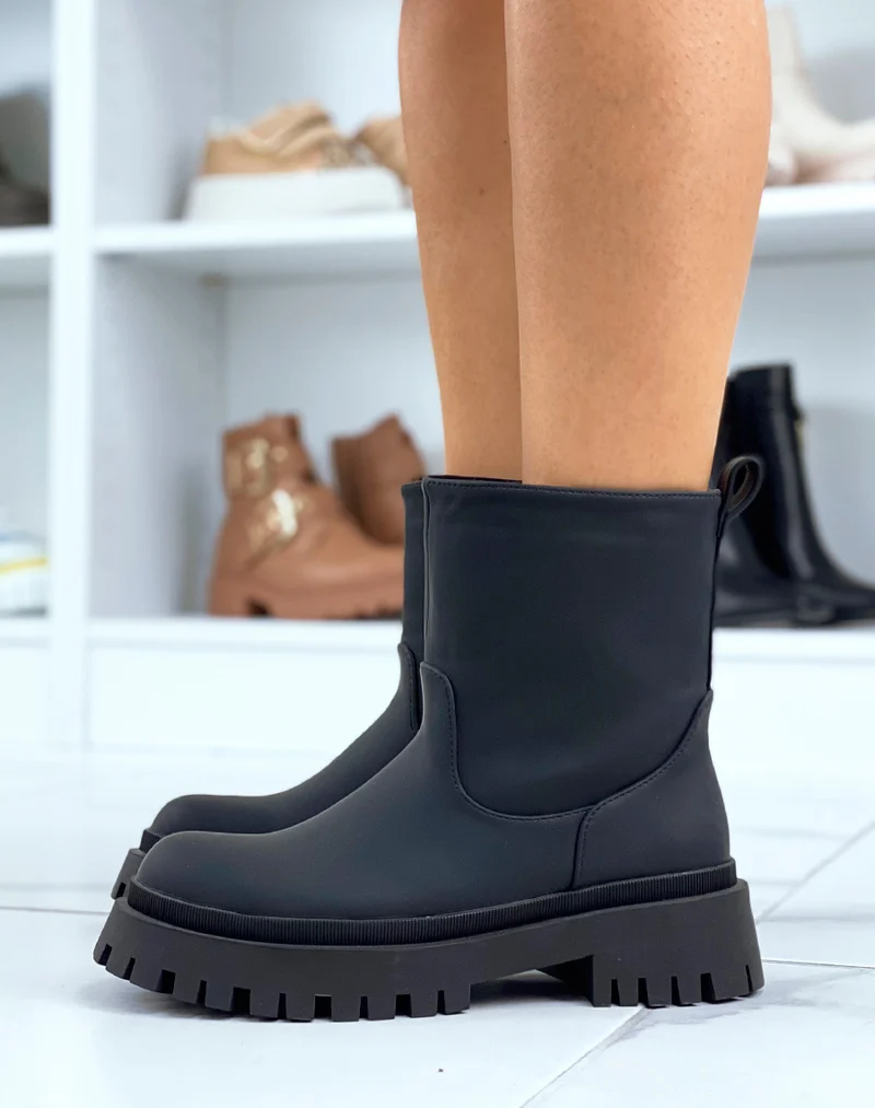 Bottines noires effet imperméable à semelle crantée