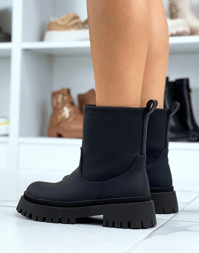 Bottines noires effet imperméable à semelle crantée