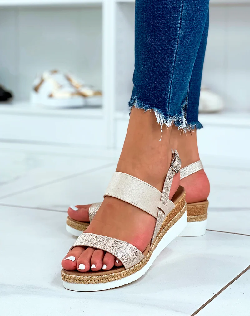 Sandales beige à double brides et mini talon compensé
