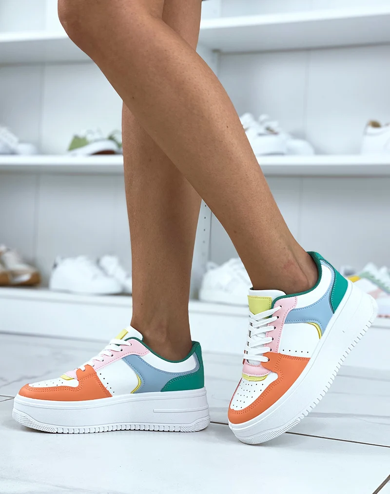 Baskets blanches avec empiècements colorés et à grosse plateforme