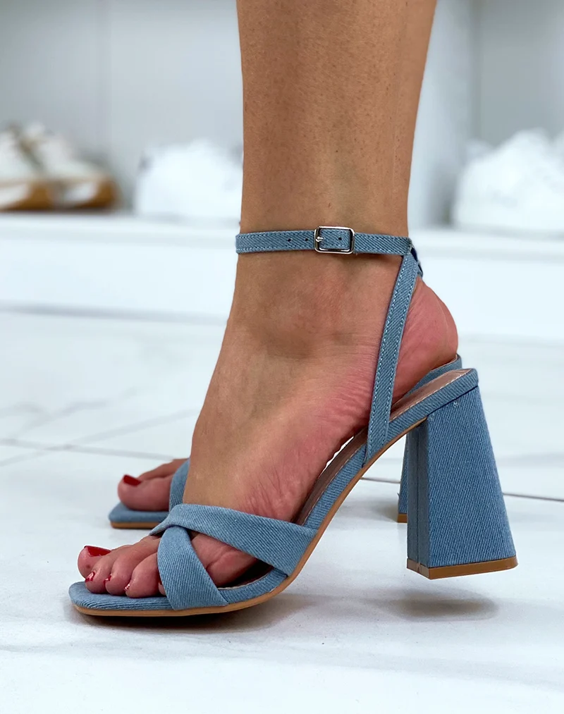 Sandales en jean à brides entrecroisées et talon épais