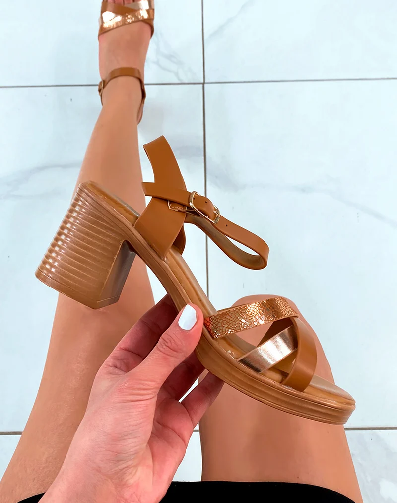 Sandales à talon camel à plusieurs brides entrecroisées
