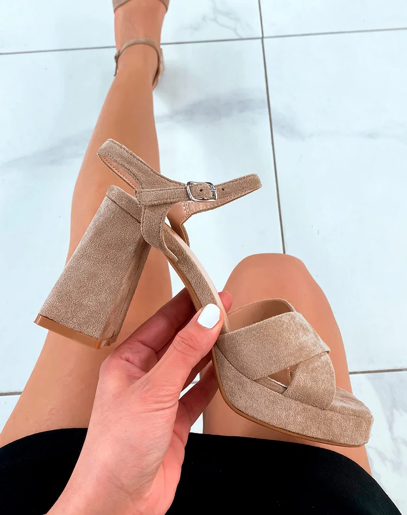 Sandales en suédine beige à plateforme et brides croisées
