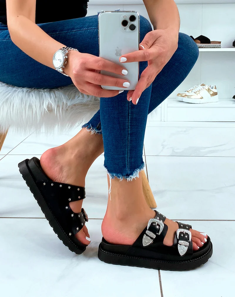 Mules noires à double bride cloutées et fermoirs argentés