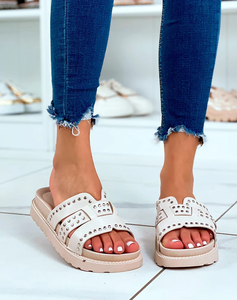 Mules beige claires à brides épaisses et détails cloutées