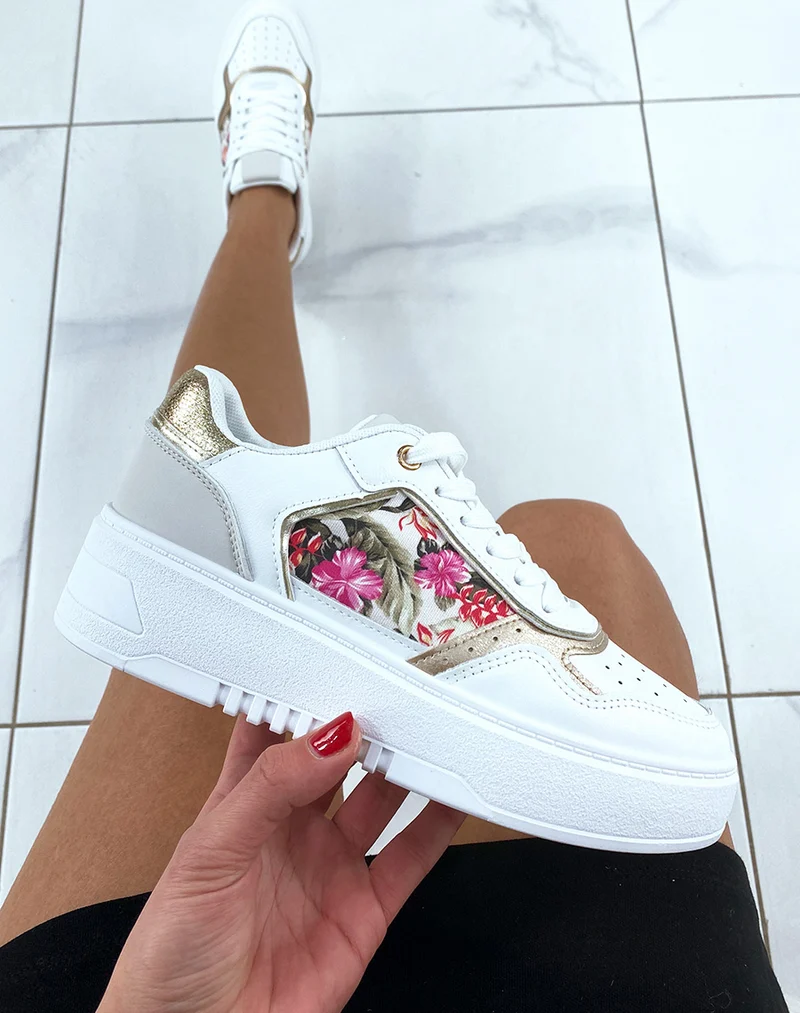 Baskets blanches avec empiècement fleuri et taupe