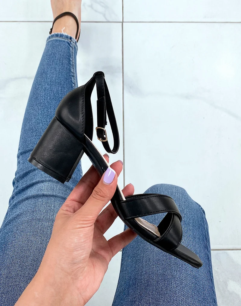 Sandales noires à petits talons carrés et brides entrecroisées