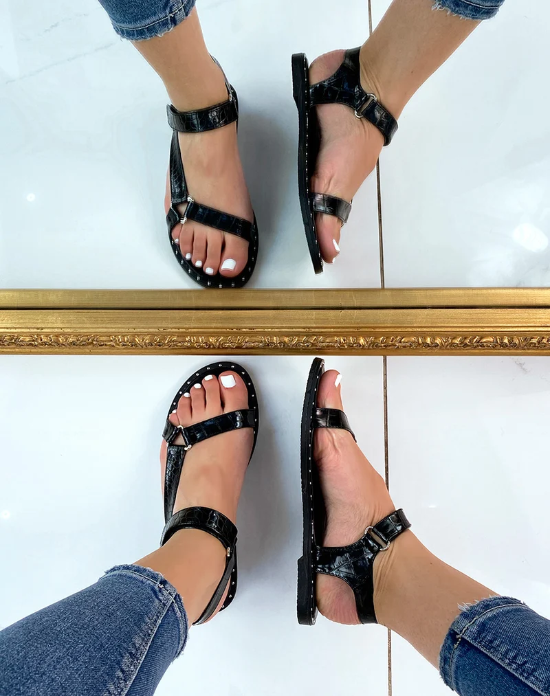Nu-pieds noirs à lanières asymétriques effet croco