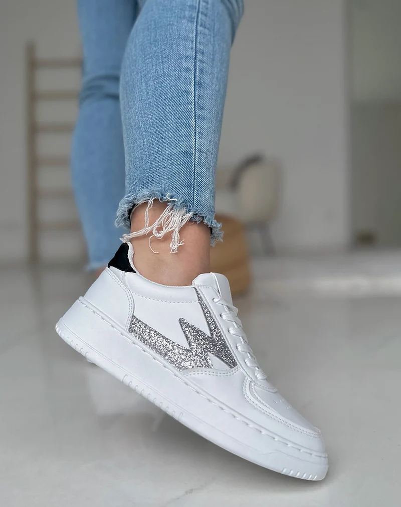Baskets blanches à détails éclair argentés pailleté et empiècement noir