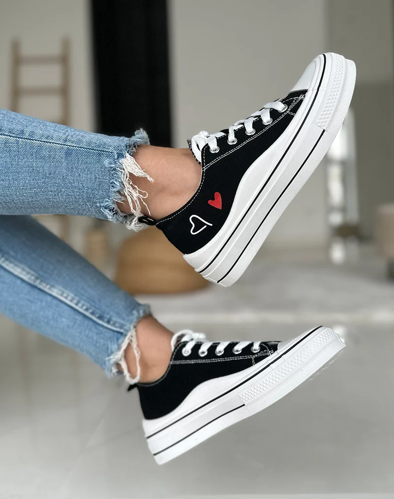 Baskets basses noires avec motifs