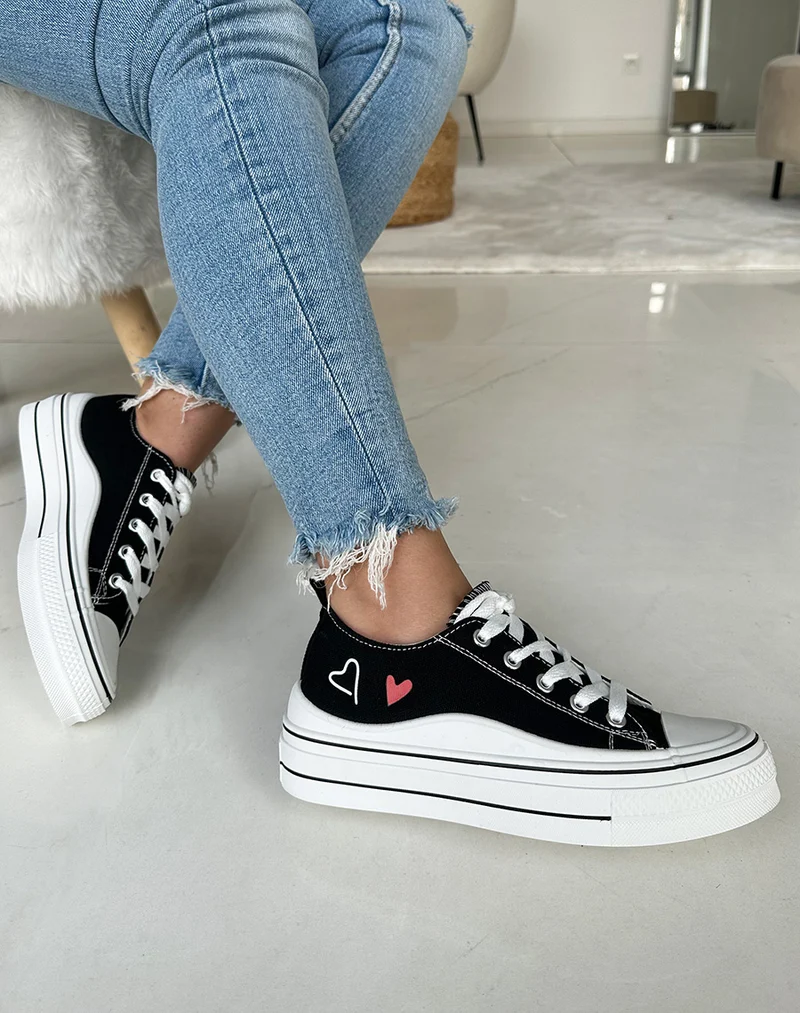 Baskets basses noires avec motifs