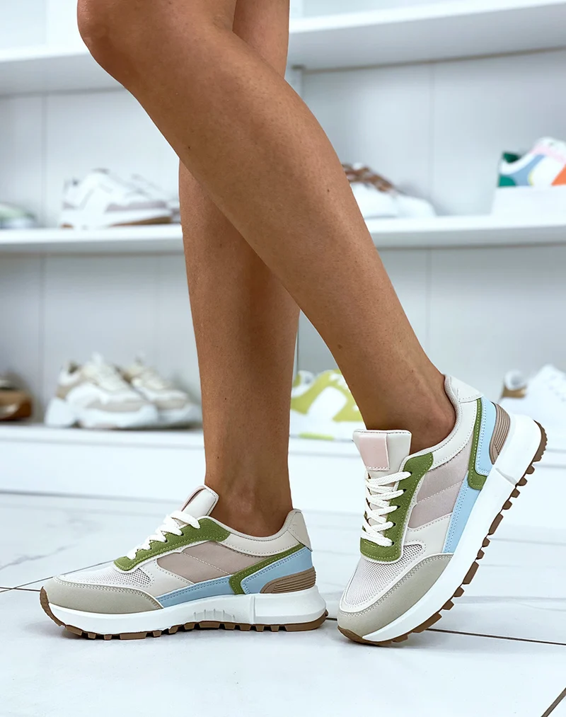 Baskets beiges avec empiècement vert et bleu