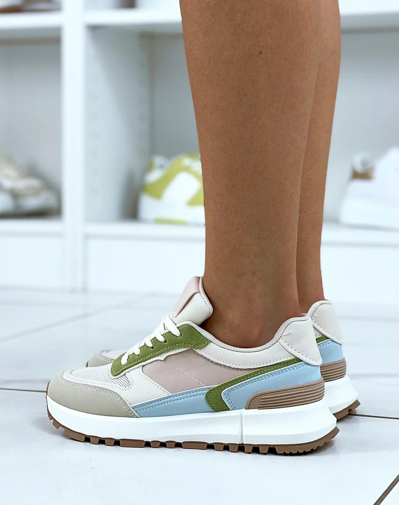 Baskets beiges avec empiècement vert et bleu