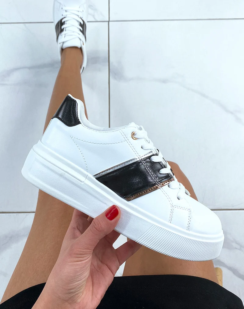 Baskets blanches à détail latéral métallique et empiècement noir