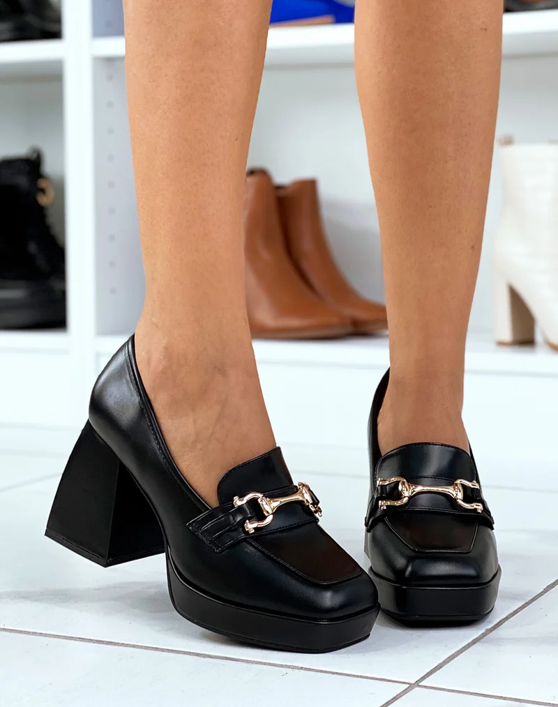 Mocassins noirs à talon épais à chaîne dorée