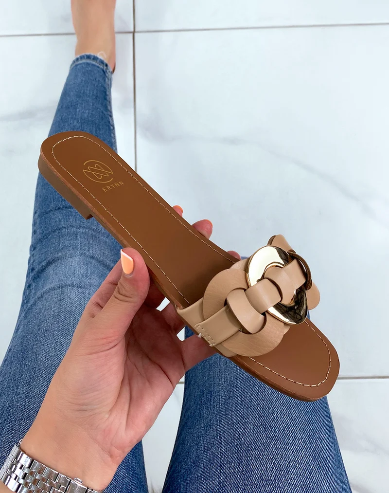 Mules plates beiges avec lanières à détails dorés