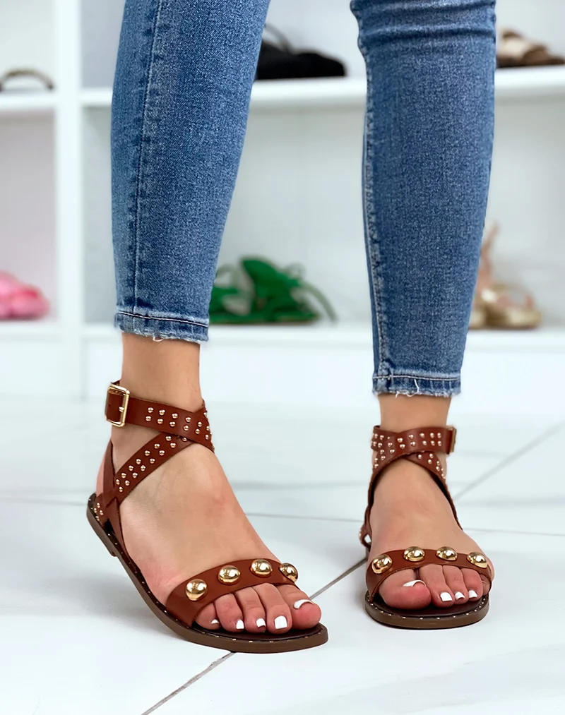 Nu-pieds marrons à clous dorés gros et fins