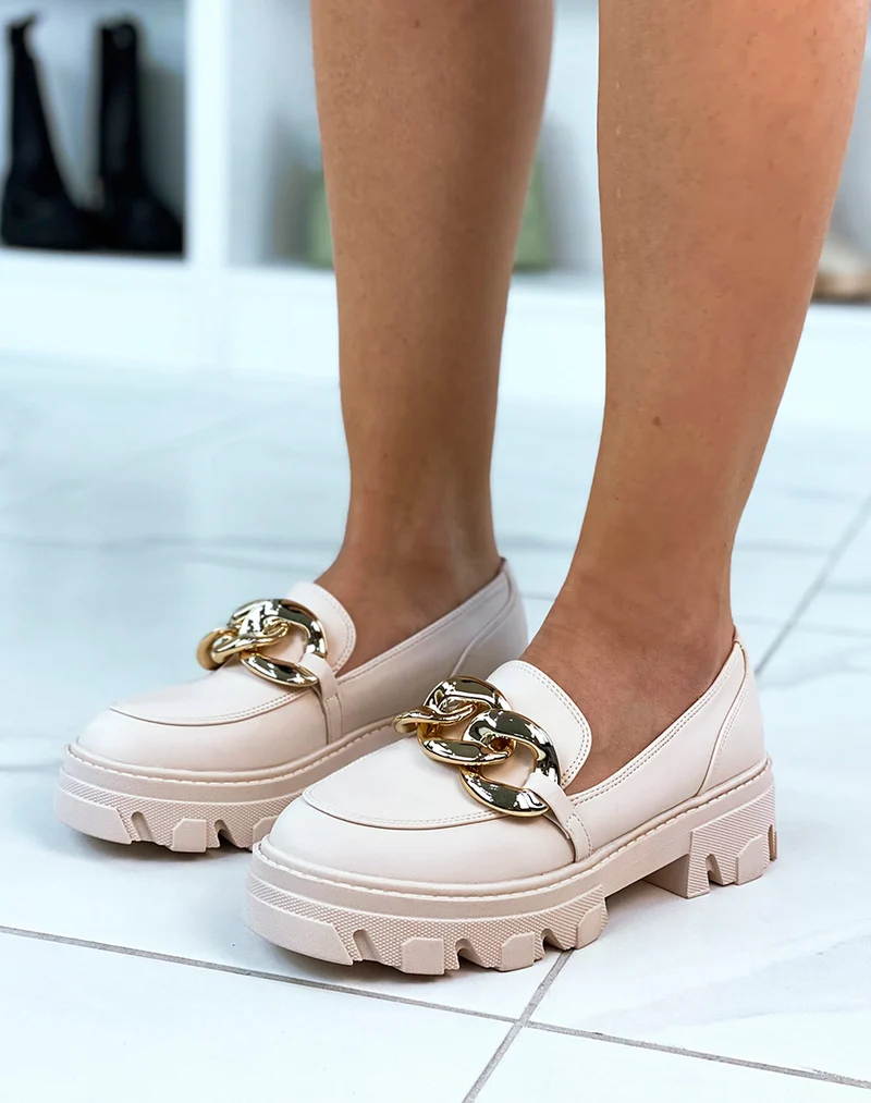 Mocassins beiges à semelle crantée et chaîne dorée