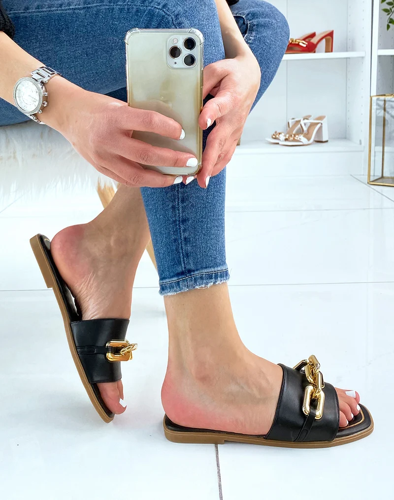 Mules noires à chaîne dorée