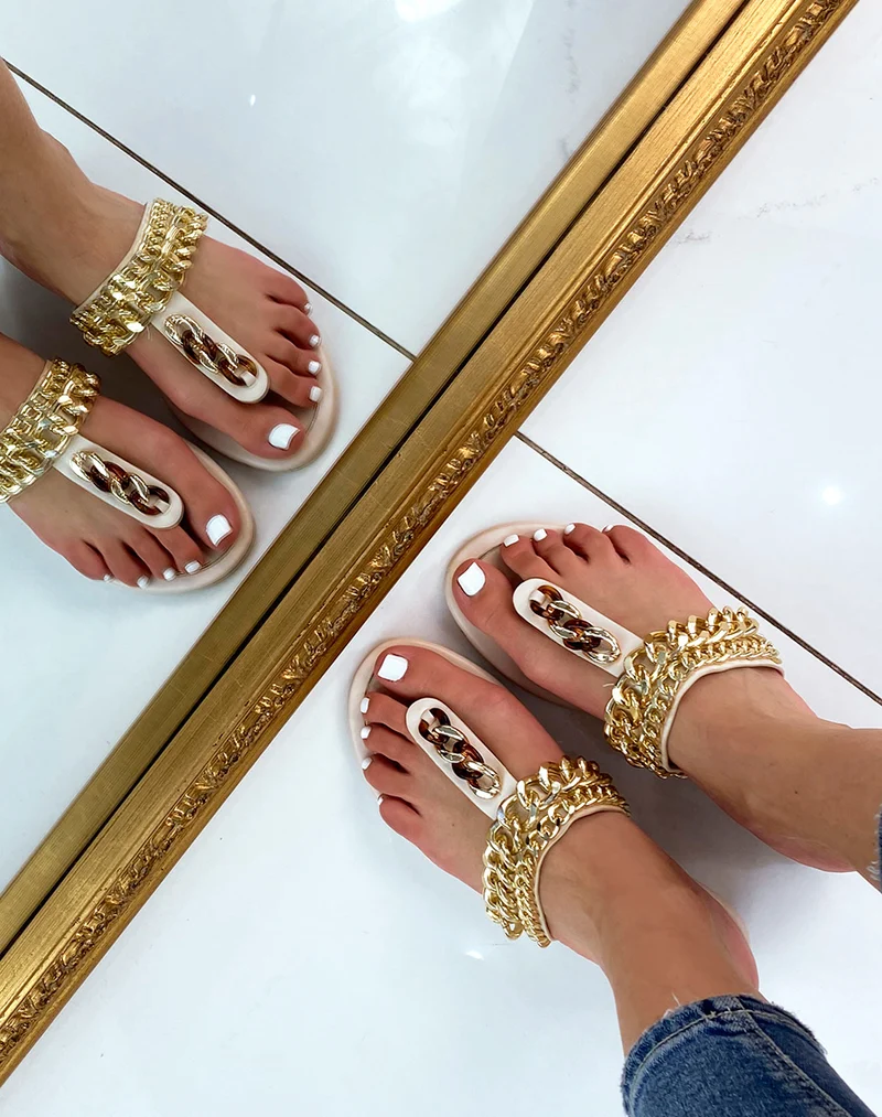 Mules à entredoigt beige avec chaines dorées