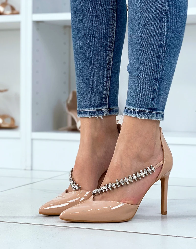 Escarpins beiges vernis avec lanière à strass et talon aiguille