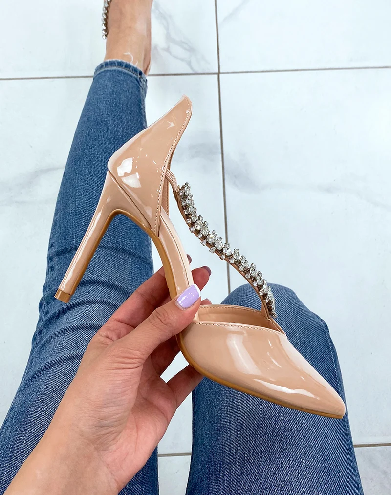Escarpins beiges vernis avec lanière à strass et talon aiguille