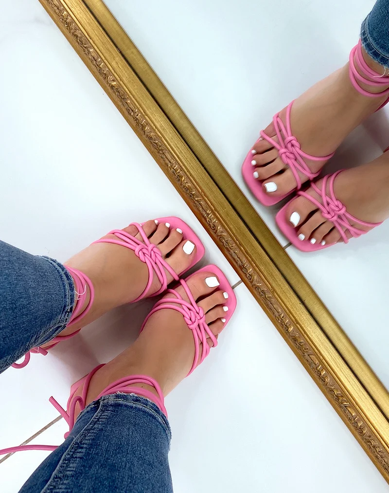 Sandales fushia à lacets avec talons larges