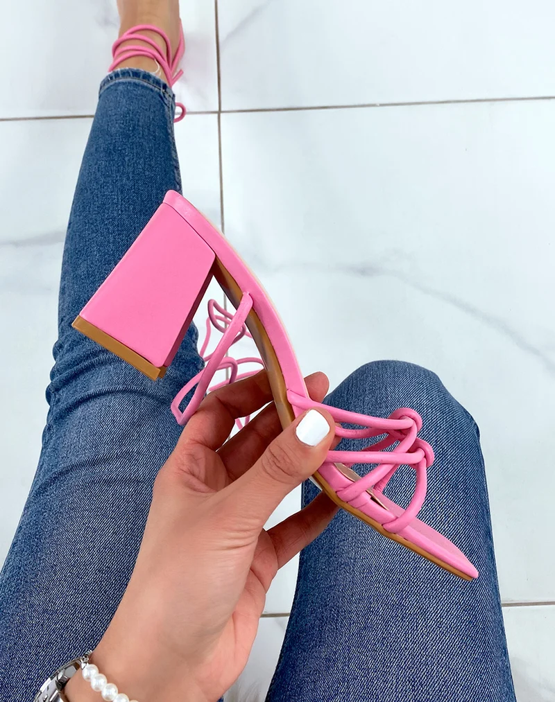 Sandales fushia à lacets avec talons larges