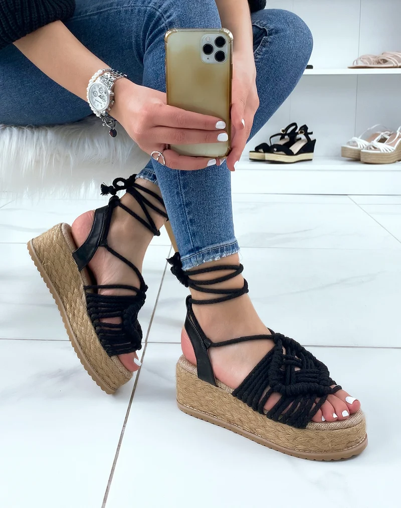 Compensées à longues brides noires et semelle en jute
