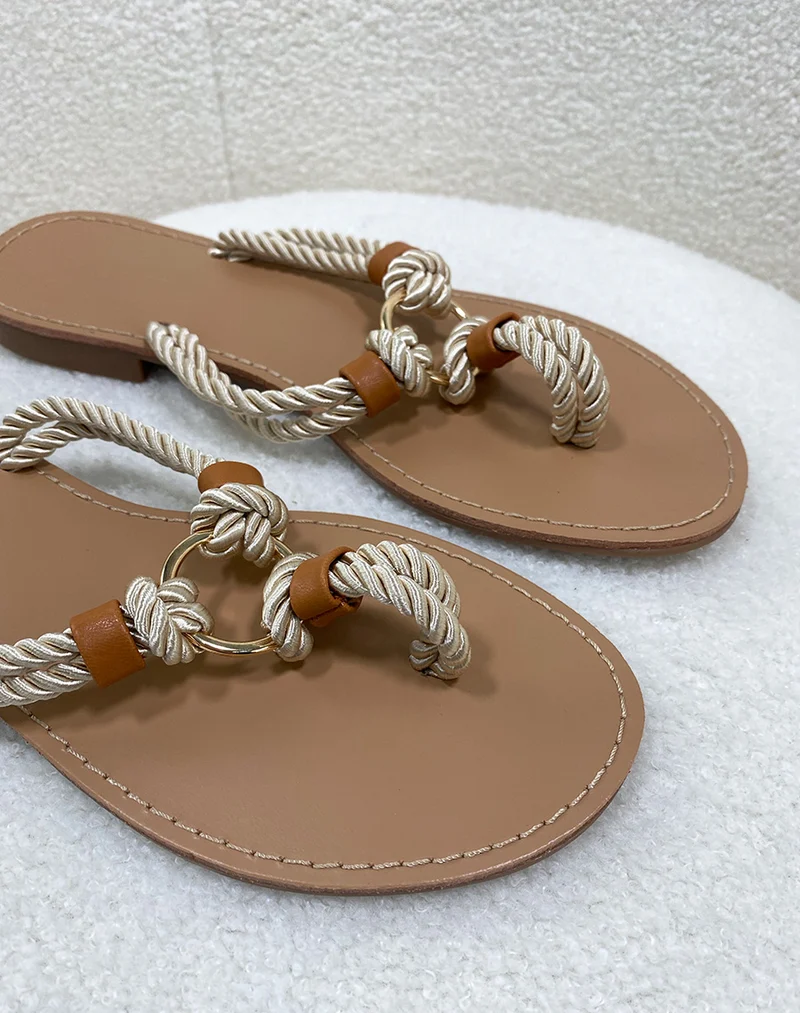 Nu-pieds beiges à lanières en corde tressée et anneau dorée