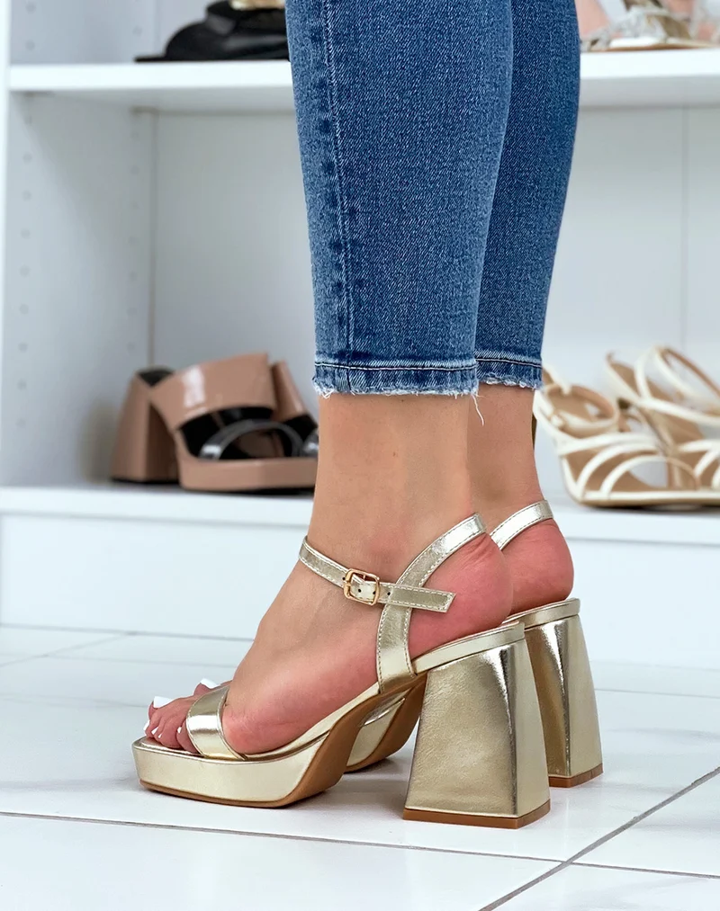 Sandales dorées à bride avant et talon épais asymétrique