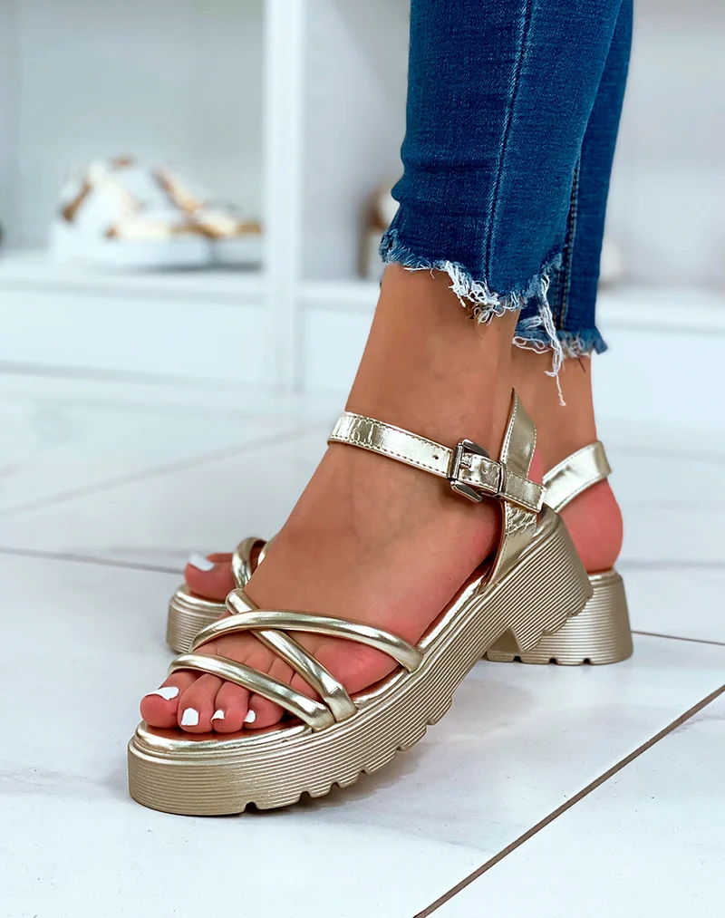 Sandales dorées à petit talon et brides entrecroisées