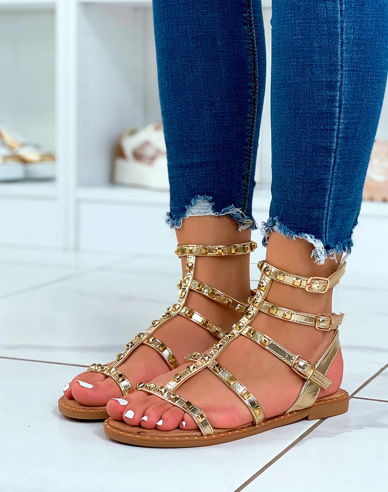 Nu-pieds dorés cloutés style spartiate
