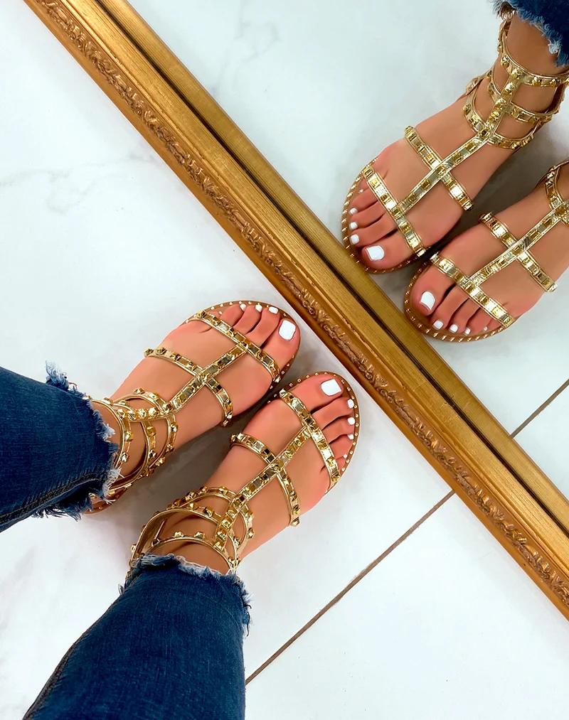 Nu-pieds dorés cloutés style spartiate