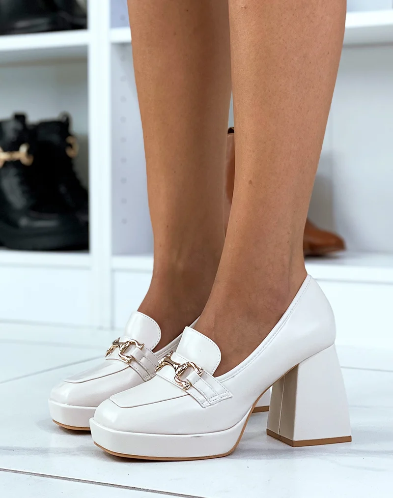 Mocassins beiges à talon épais à chaîne dorée
