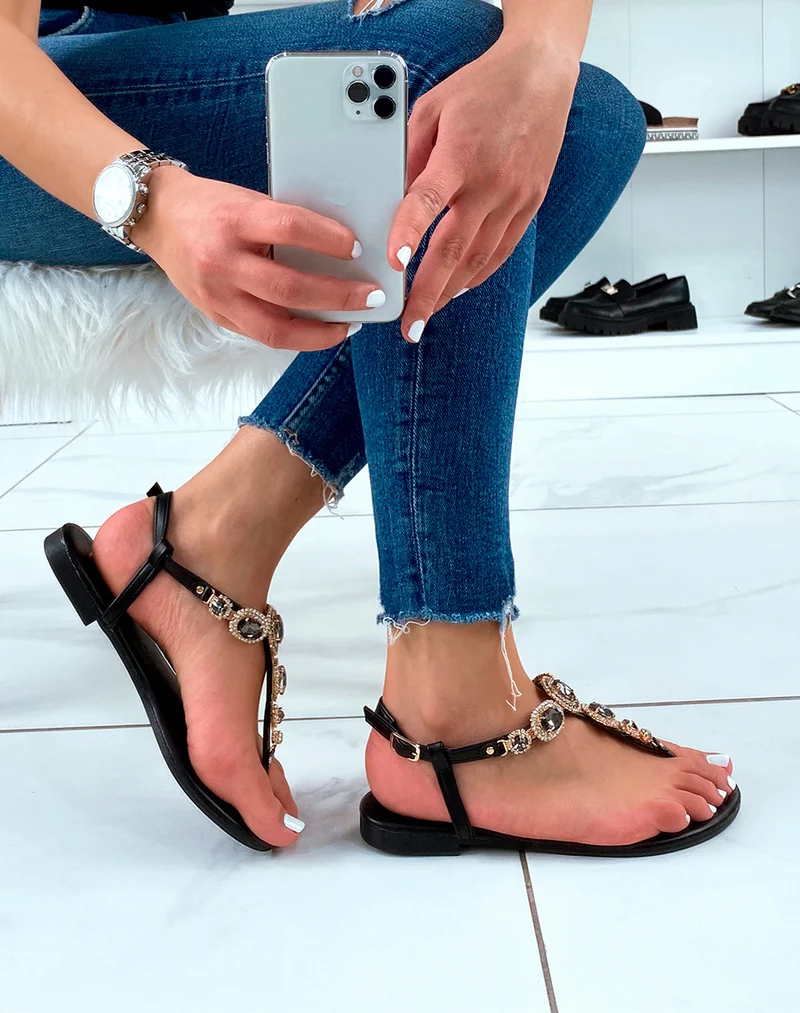 Nu-pieds noirs à bijoux noires et strass