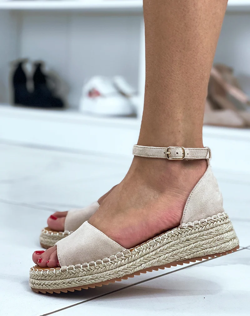Sandales à plateformes en suédine beige avec coutures apparentes