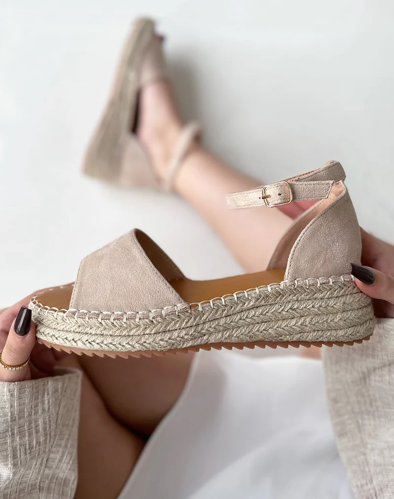 Sandales à plateformes en suédine beige avec coutures apparentes