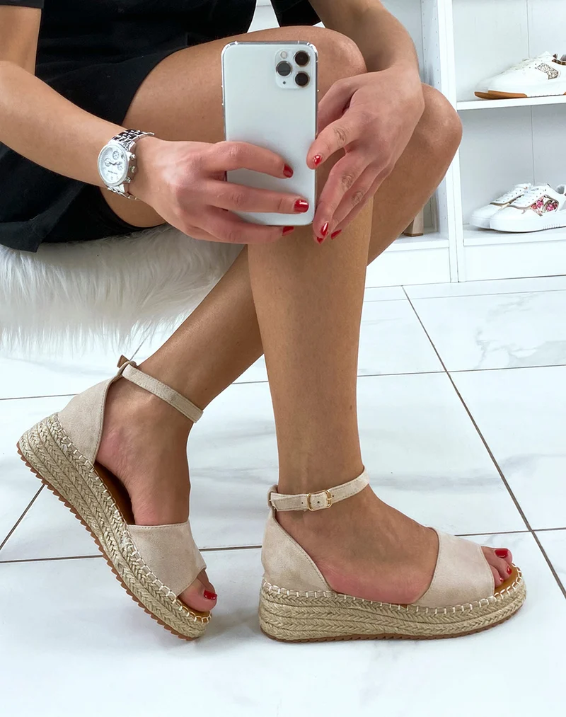 Sandales à plateformes en suédine beige avec coutures apparentes