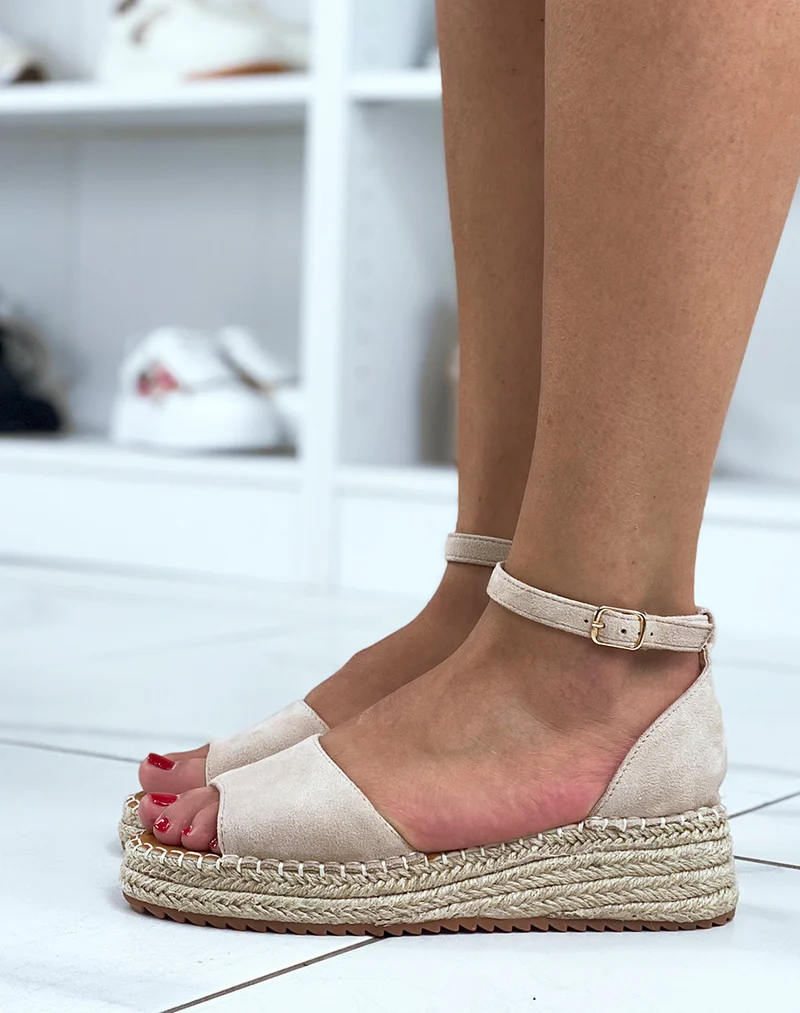 Sandales à plateformes en suédine beige avec coutures apparentes