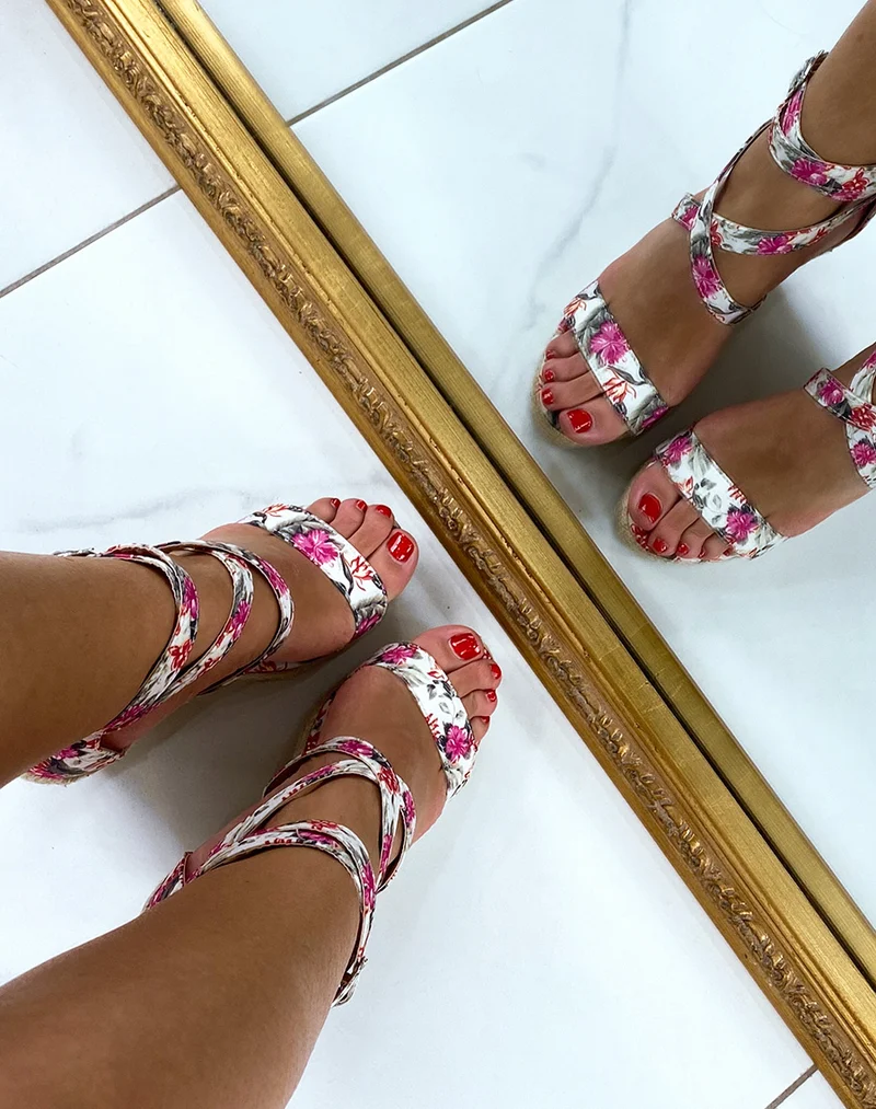 Sandales à imprimé fleuris à talons compensés avec bride avant