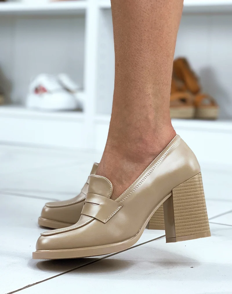 Mocassins beiges à talon épais
